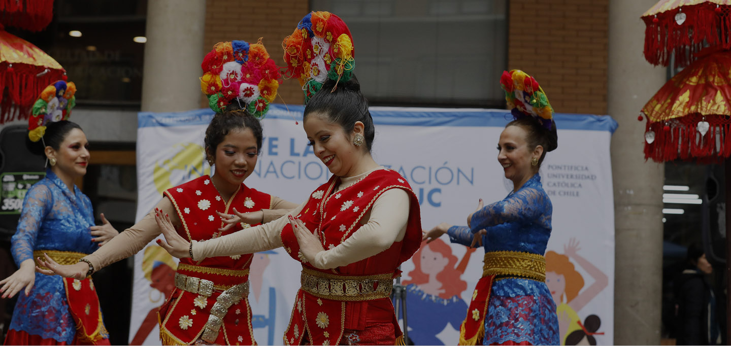 Grupo de mujeres bailando danza folklórica, en un evento cultural